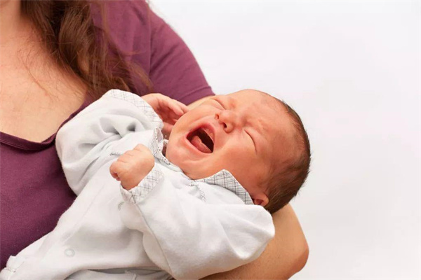 宝宝哭闹的时候家长不去哄抱，长大后会影响孩子婚姻？(图3)