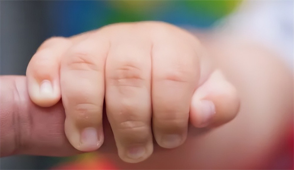 北京专业的育儿嫂公司推荐排名前三_宝宝喜欢打人挠人怎么办(图2)