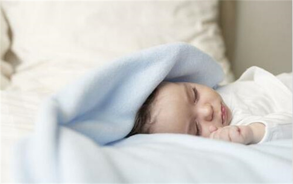 育儿嫂的职责与限制：晚上是否应该带孩子睡觉？(图2)