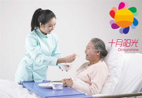 做养老护理员或护工，照顾老人或病人，需要学历吗，工资是多少？(图2)