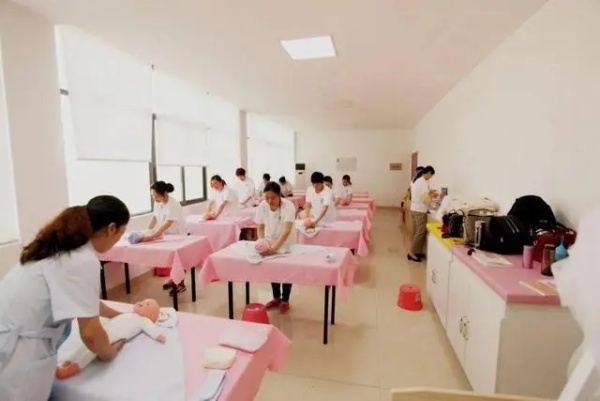 持证上岗才是王道!月嫂培训费用含认证费(图1) 持证上岗才是王道!月嫂培训费用含认证费(图1)