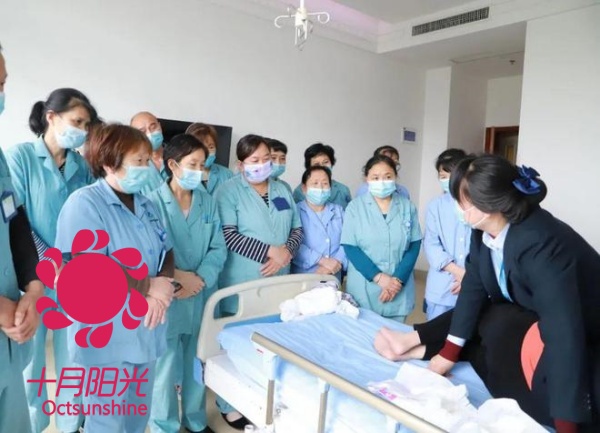 50岁零基础能学吗?北京大龄护工培训门槛最低机构 (图2) 50岁零基础能学吗?北京大龄护工培训门槛最低机构 (图2)