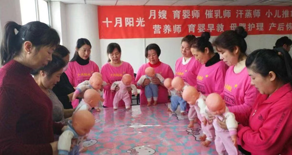 北京育婴师培训费用大揭秘：多少钱才不被坑？(图1)